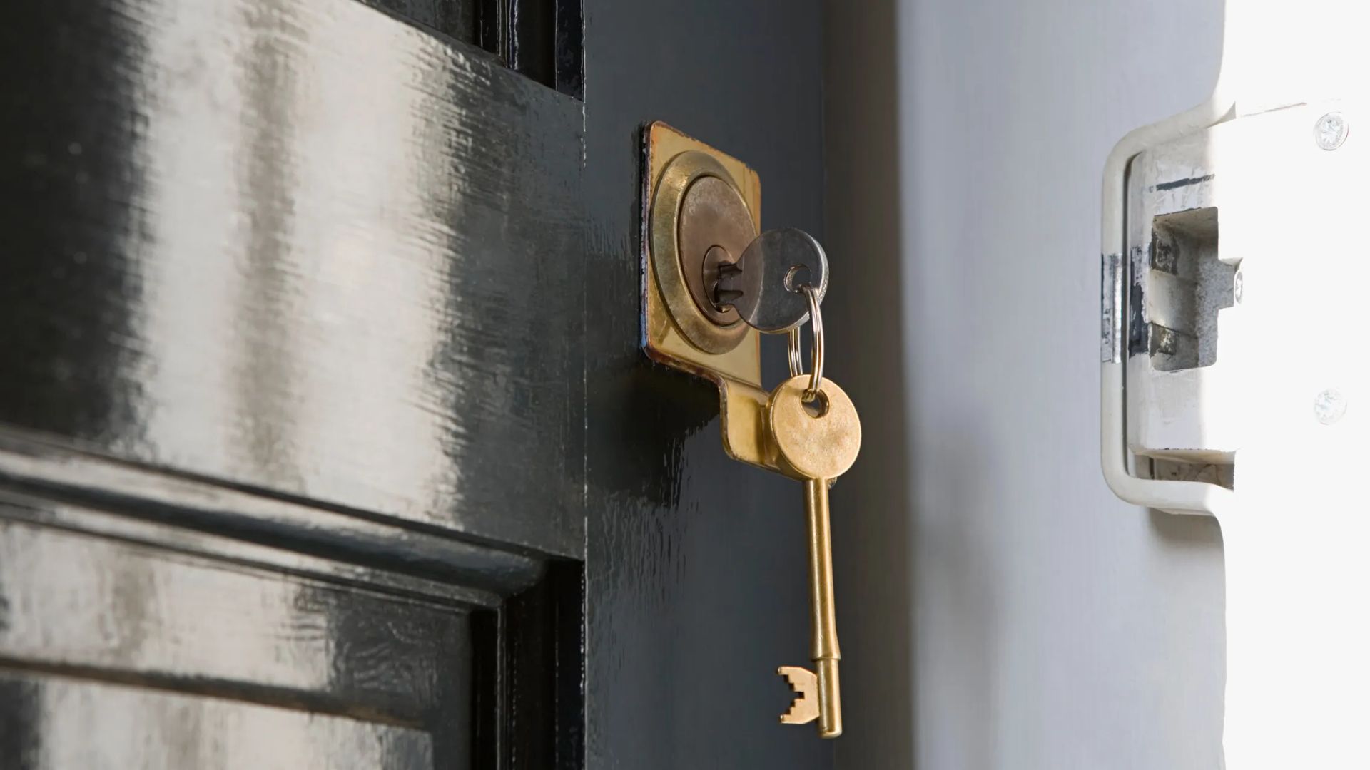 Who to Call When You Need a Locksmith in Broadbeach | Express Locksmith Gold Coast